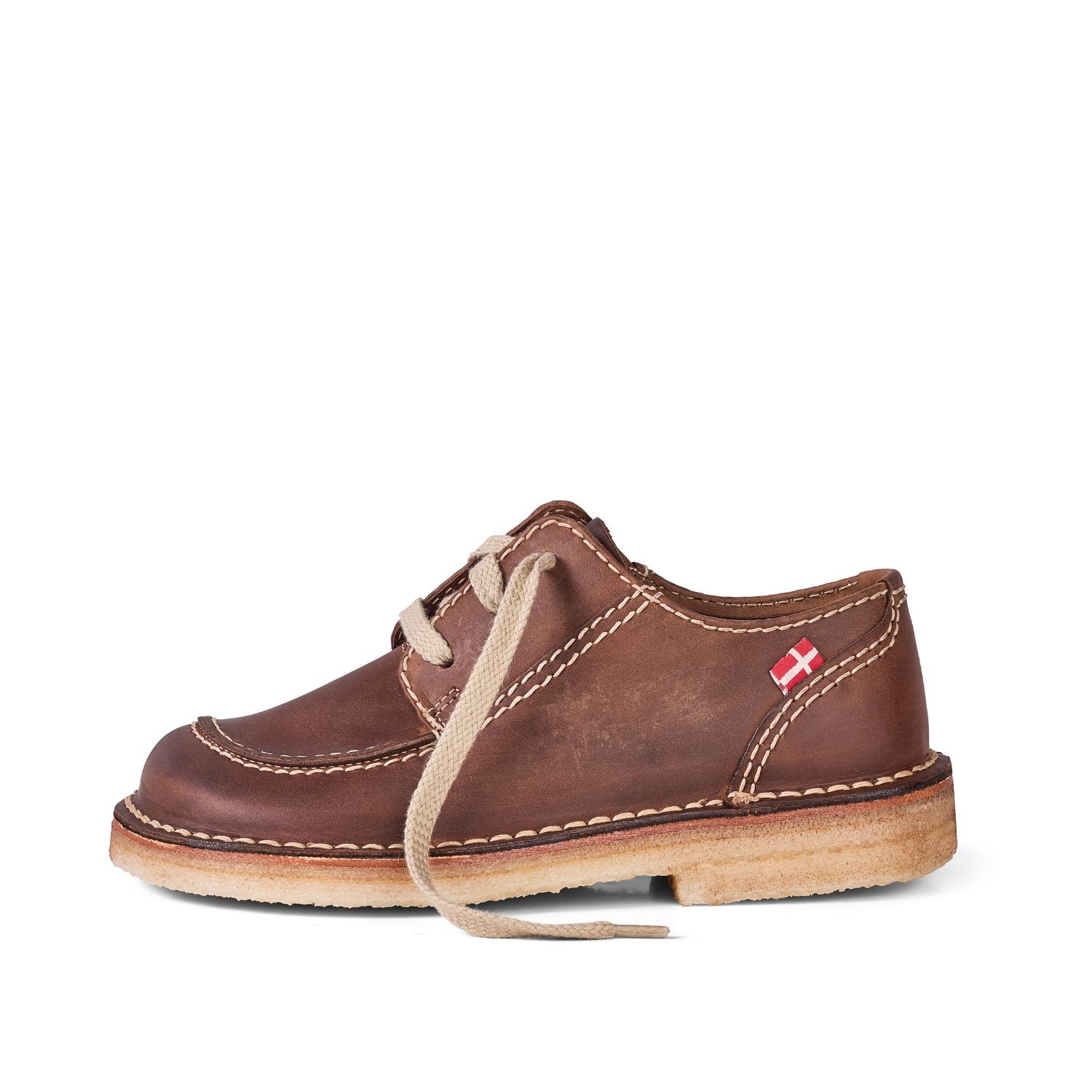 Duckfeet Fyn Cocoa moc-toe leather derby shoe, outer side view on white background